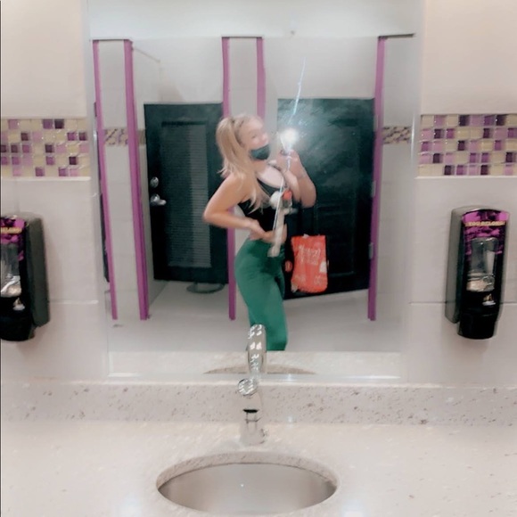 Meet your Posher, Zoe - Picture 1 of 2